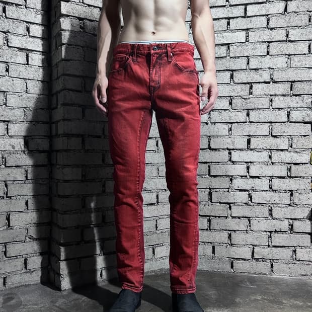 버커루 레드 온 블랙 데님 팬츠