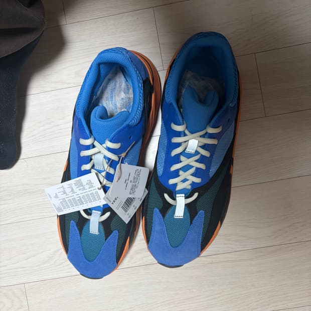 이지부스트 700 브라이트블루 305