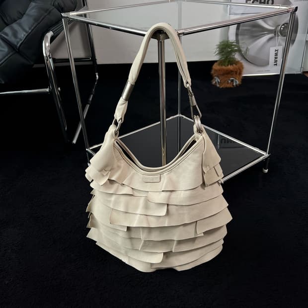 YSL 생로랑 생트로페즈 몸바사 숄더백