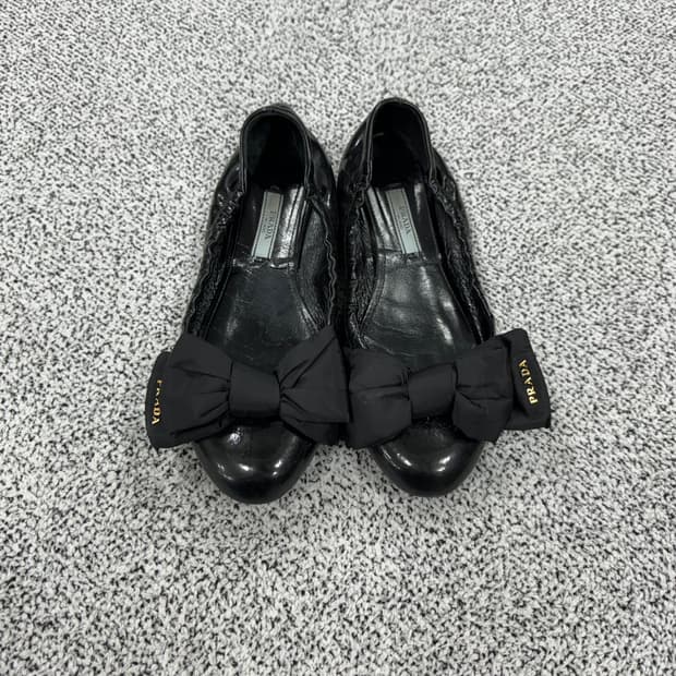 프라다 페이던트 리본 플랫슈즈