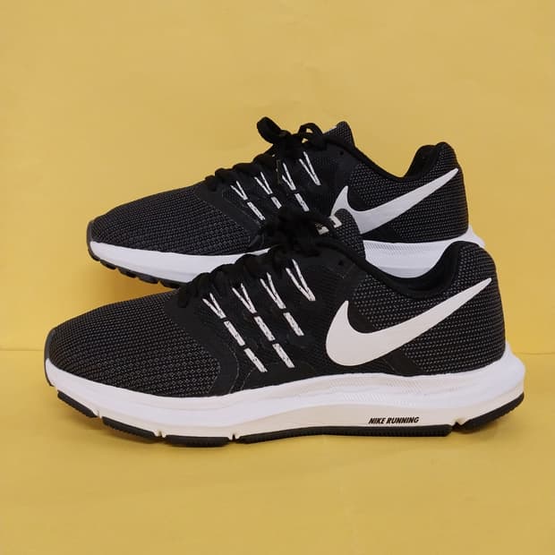 여성 나이키 런 스위프트 런닝화, 운동화 (245)