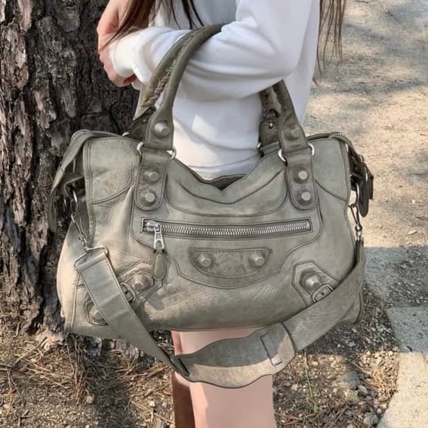 발렌시아가 빈티지 모터백 카키그레이