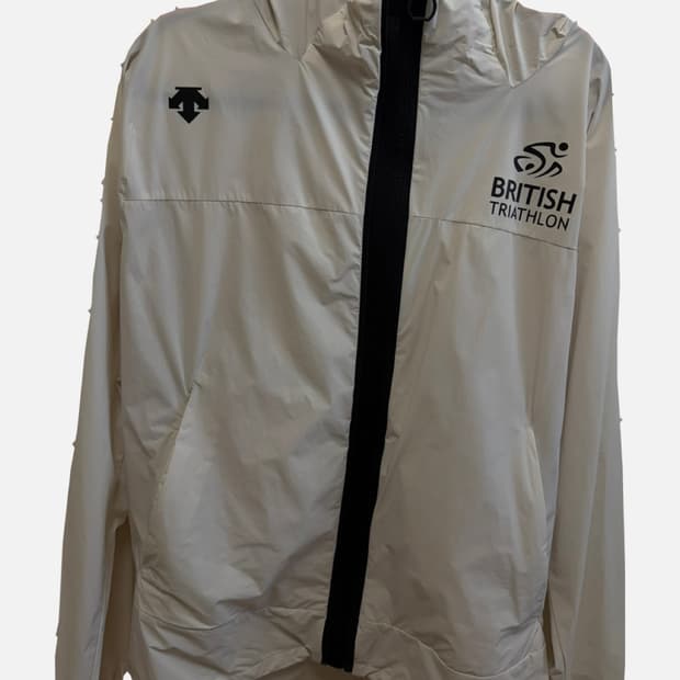 데상트 바람막이