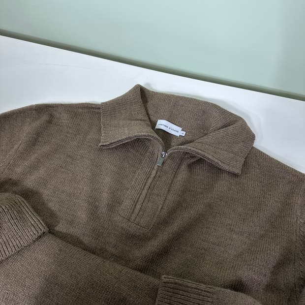 L 커스텀어클락 브라운 반집업니트