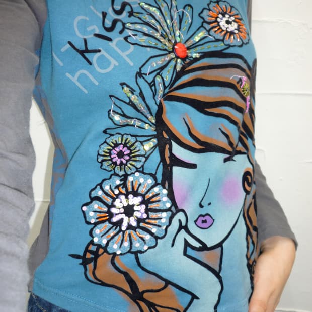 girls kiss long sleeve
