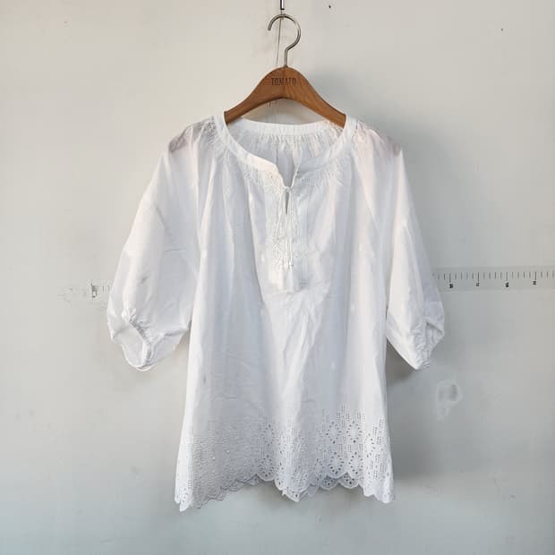 엣지 화이트 아일렛 블라우스 펀칭 레이스