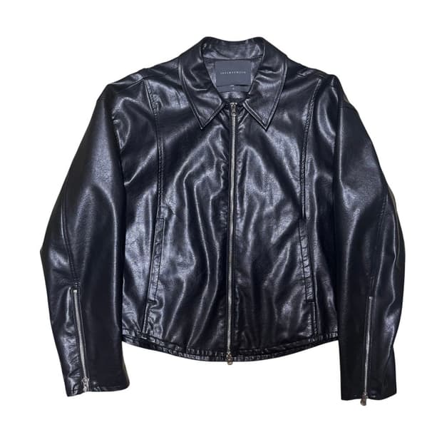 인템포무드 커브드 페이크 레더자켓