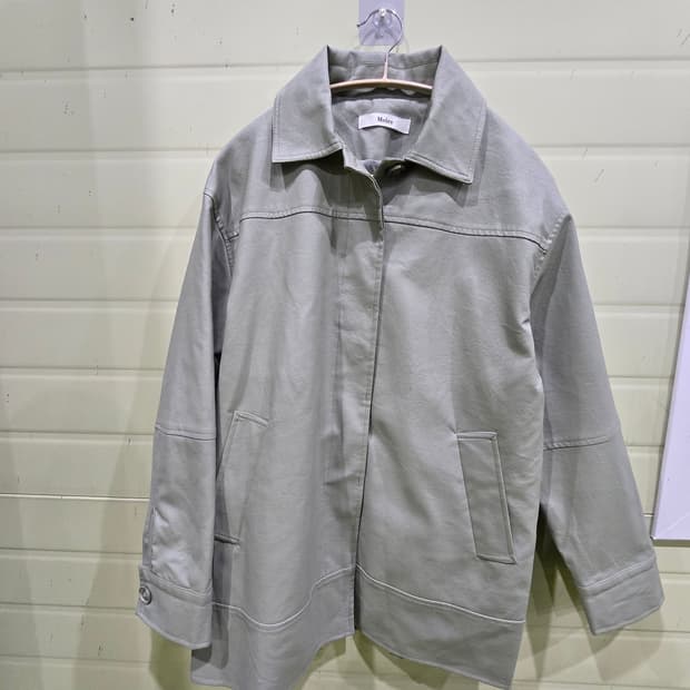 미니멀한 무드의 Moire 여성 가죽 자켓