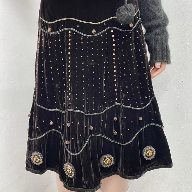 브라운 벨벳 비즈 디테일 스커트