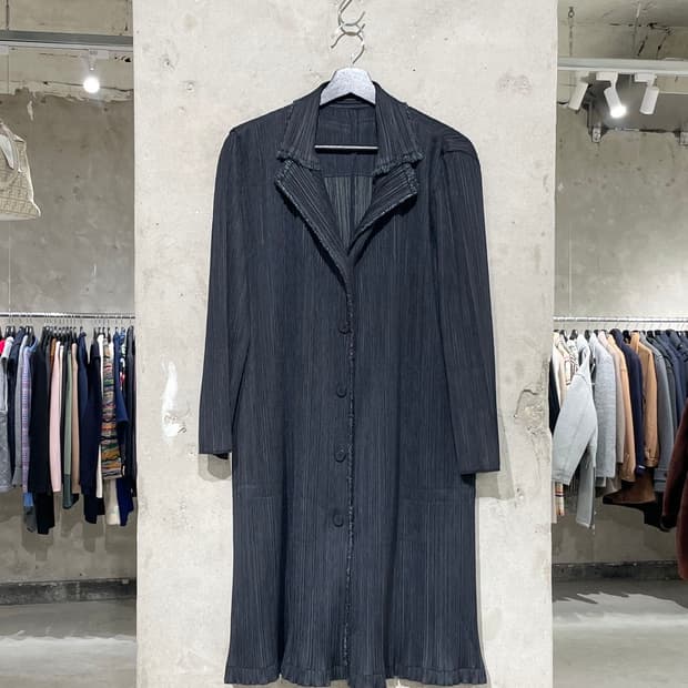 플리츠 플리즈 블랙 프레이드 엣지 버튼 롱 자켓