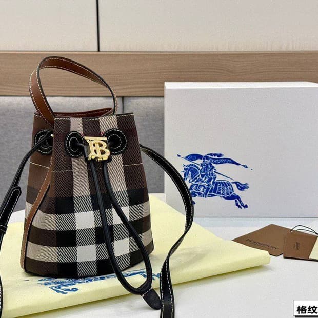 버버리(Burberry) '미니 체크 TB 버킷백'