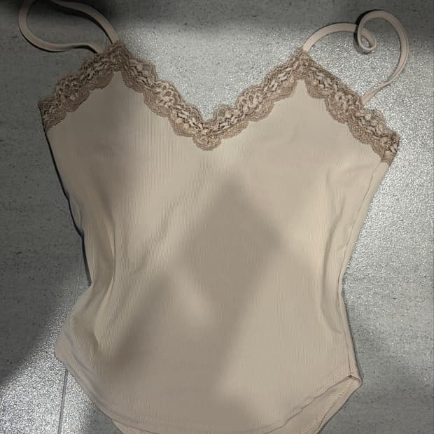 Flora lace top 스킨 베이지색