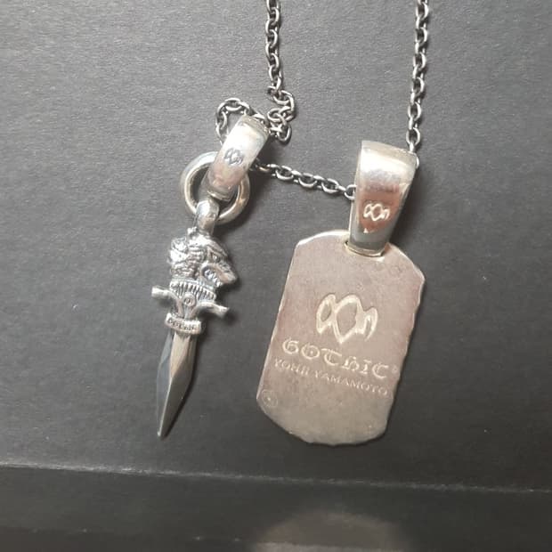 요지야마모토 고딕 울프대거, 도그태그