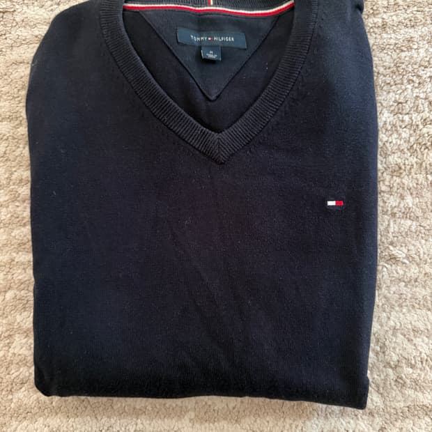 타미힐피거 브이넥니트