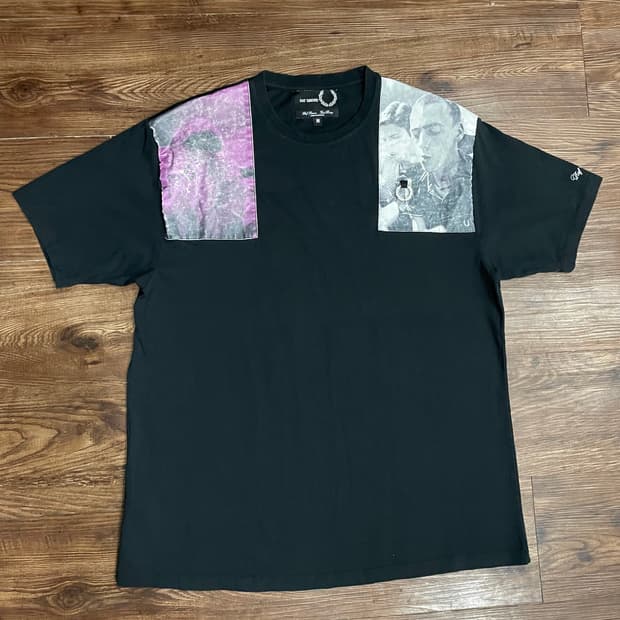 라프시몬스 X 프레드페리 숄더 프린트 반팔 티셔츠 블랙