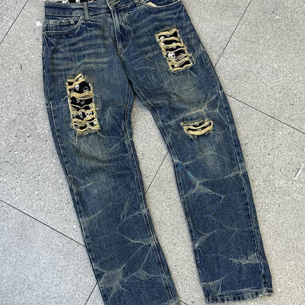 플레이 체스 제팬 스컬 패치 데님 팬츠