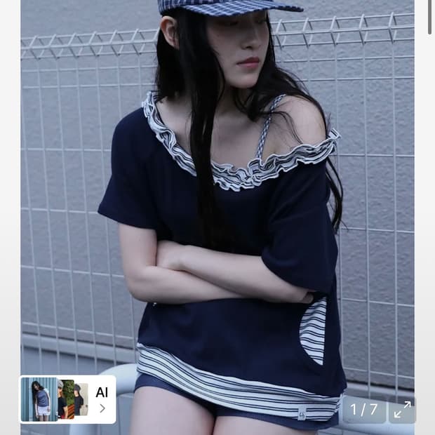 어글리쉐도우 스트라이프 프릴 오프숄더