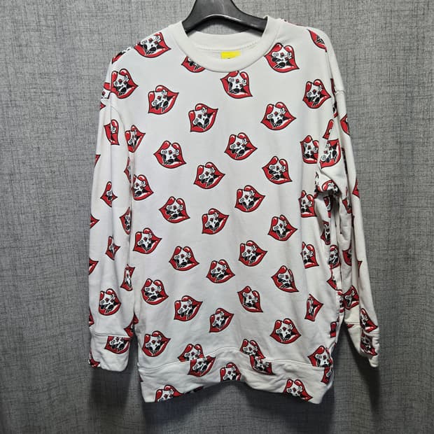 럭키슈에뜨 여성 오버핏 입술 로고 맨투맨 