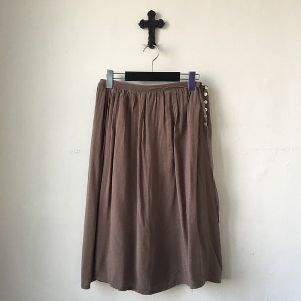 Button point skirt