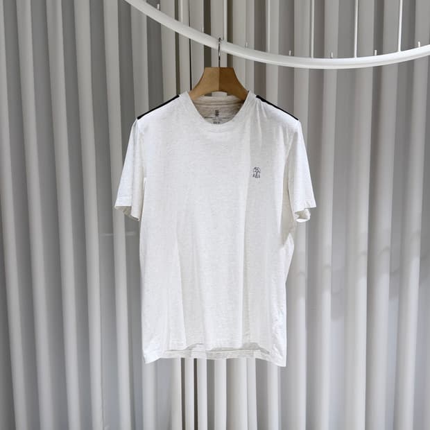 (A+/L) / 브루넬로쿠치넬리 자수 로고 크루넥 반팔 티셔츠 화이트