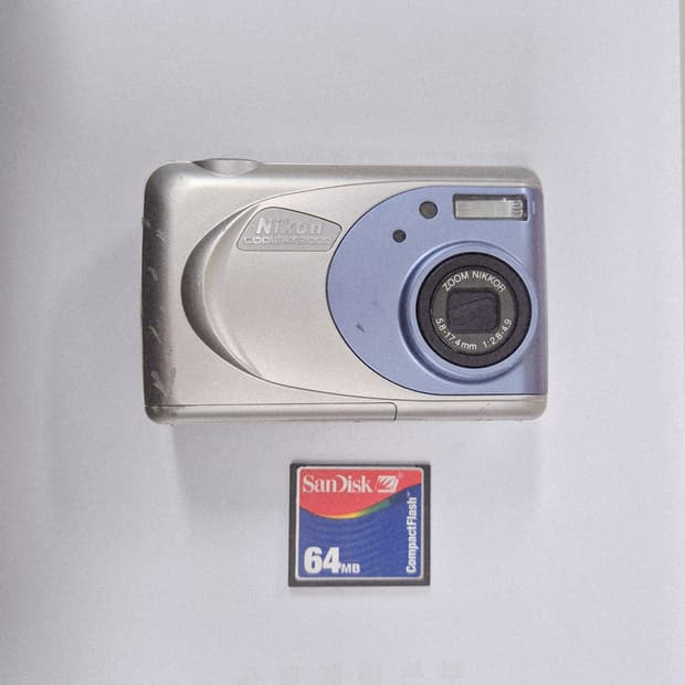 니콘 쿨픽스 2000 nikon coolpix 2000 실버 색상