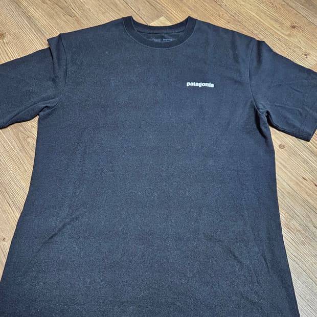 파타고니아 로고 블랙 티셔츠 m 사이즈