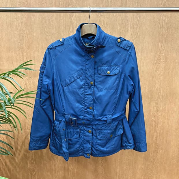 바버 야상 자켓 견장 멀티 포켓 로고 자수 벨트 디테일 레귤러핏 블루