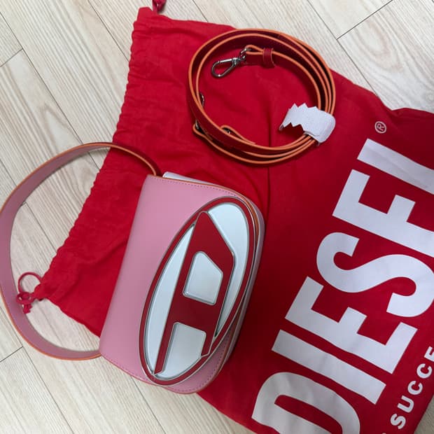 디젤 1DR 스몰 숄더백 인 나파 레더 핑크 화이트