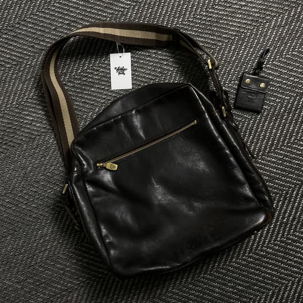 MCM 빈티지 레더 크로스백 y 4238