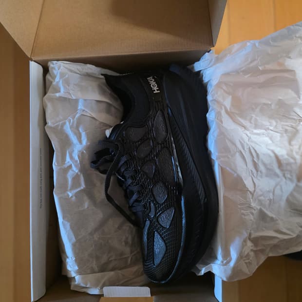 호카 × 케이지드 마하 블랙 270