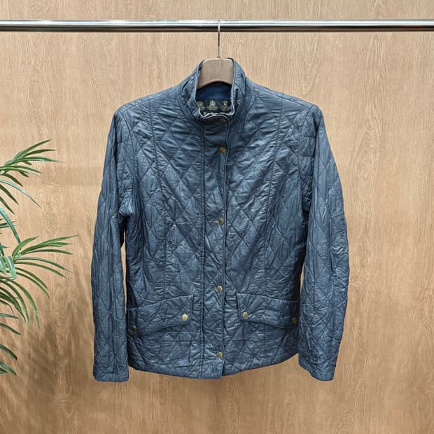 바버 퀄팅 자켓 스탠드 카라 플랩 포켓 디테일 레귤러핏 그레이