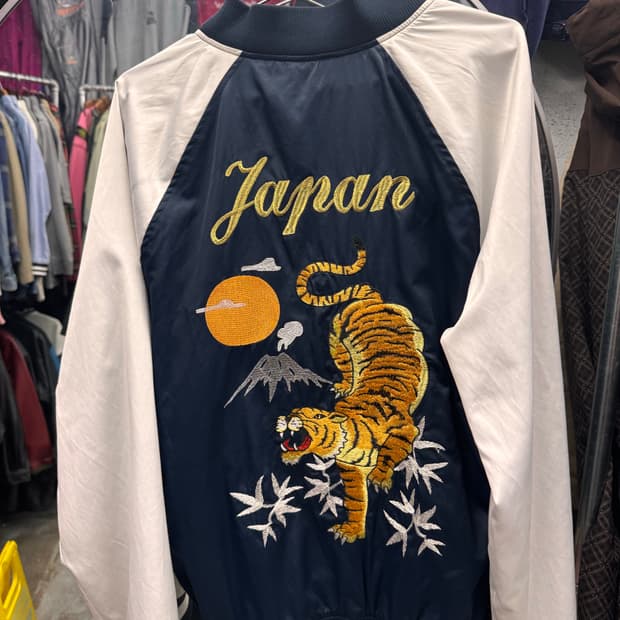 스카쟌 호랑이 자수 