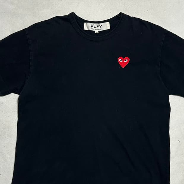 XL 꼼데가르송 레드하트 와펜 블랙 반팔티