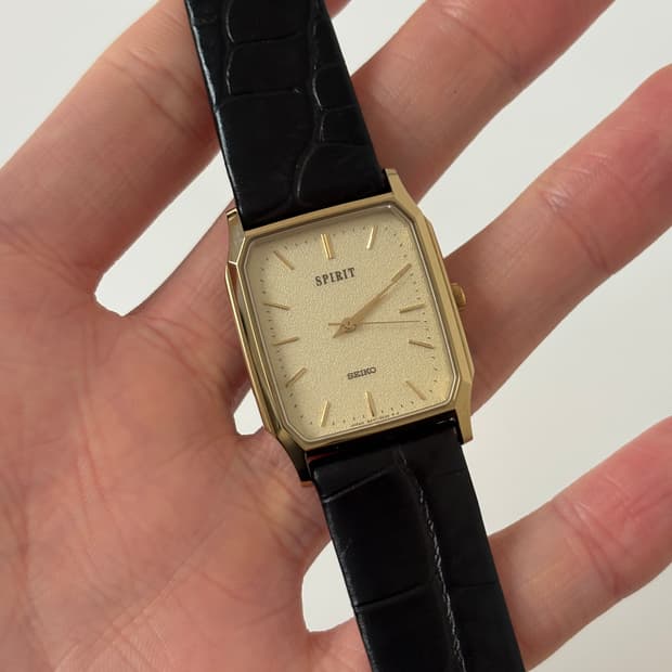 세이코 1980년대 Spirit 텍스쳐 다이얼 골드 탱크 쿼츠 남성