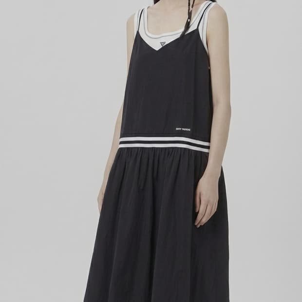 럭키마르쉐(Lucky Marché)의 스포티하고 세련된 배색 롱 원피스 