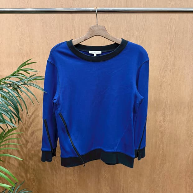 산드로 라운드넥 긴팔 맨투맨 블랙 배색 사이드 비대칭 지퍼 디테일 블루