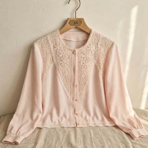 (Made in Japan) 레이스 디테일 핑크 블라우스 (9BR/55~