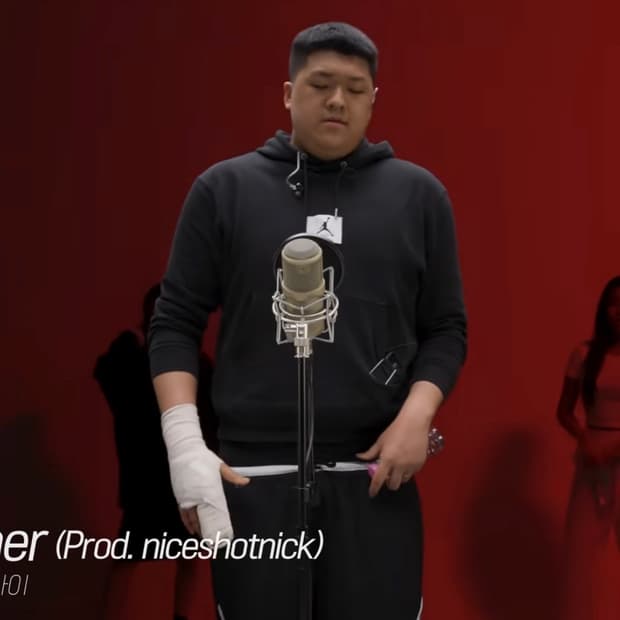 딩고 라이징 벌스 플로다레드 조던 후드티