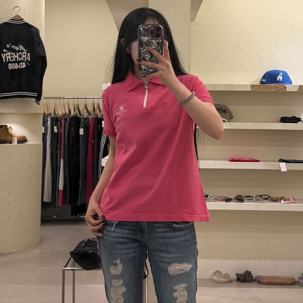 꾸레쥬 자수로고 반집업 카라 니트 반팔티 U1316