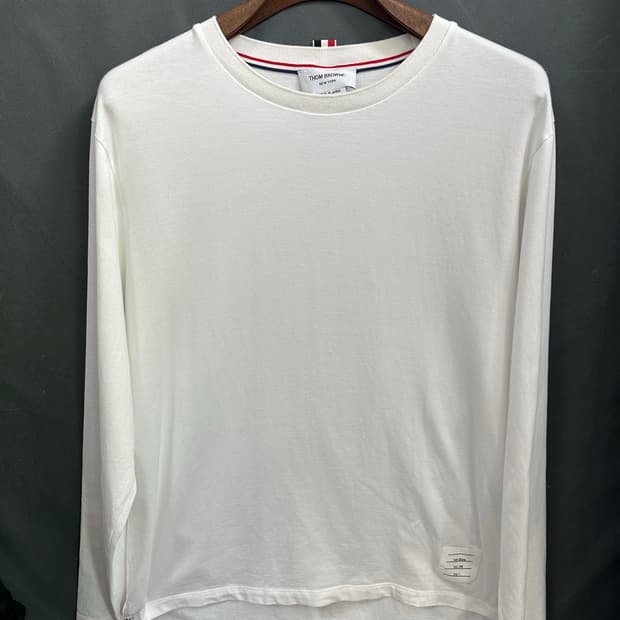 톰브라운 슬릿 라운드 티셔츠 - 화이트 / MJS068A0004210