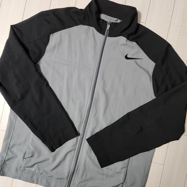나이키 드라이핏 바람막이 집업 자켓 사이즈110 xxl

왼쪽 주머니 안