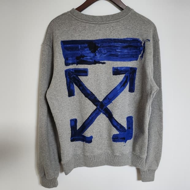 [L] 오프화이트 그레이 아크릴 애로우 맨투맨