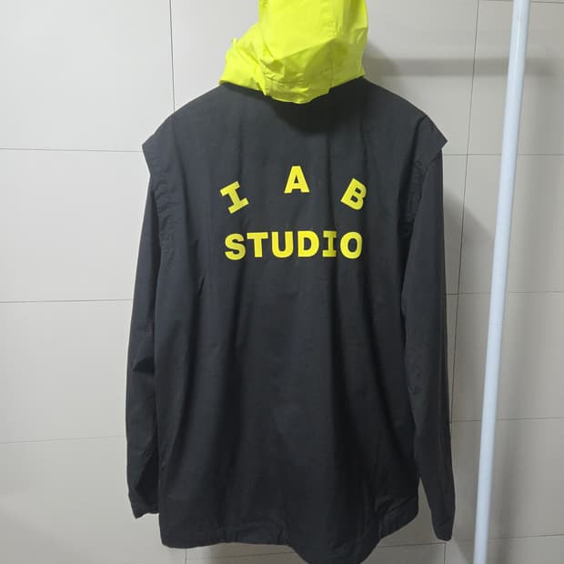 아이엡스튜디오 X 아식스 코치자켓 형광 후드