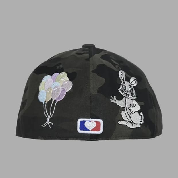 더뮤지엄비지터 RABBIT EMBROIDERY CAP CAMO