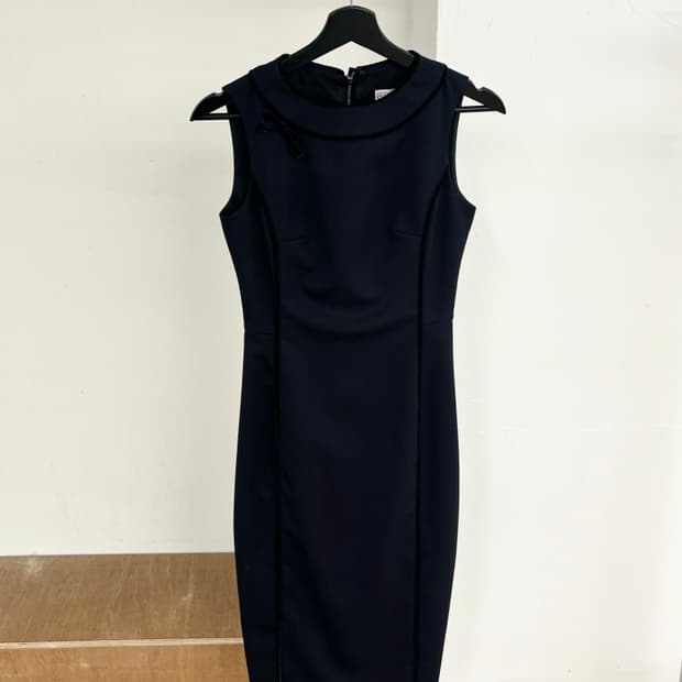 레드 발렌티노블랙 슬리브리스 미디 원피스