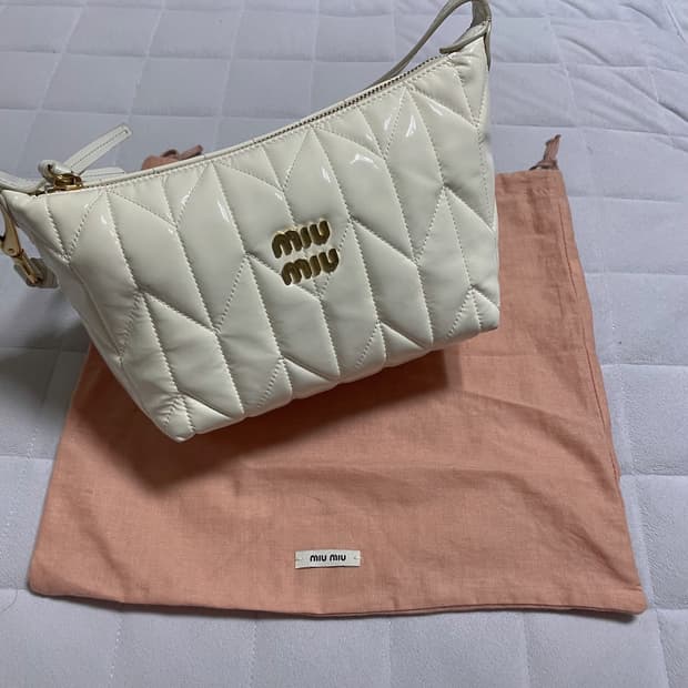 (정품)미우미우 스피릿 마테라쎄 시레 미니백 화이트