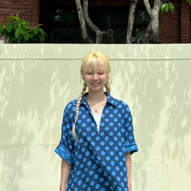블루 도트 패턴 오픈 카라 셔츠
