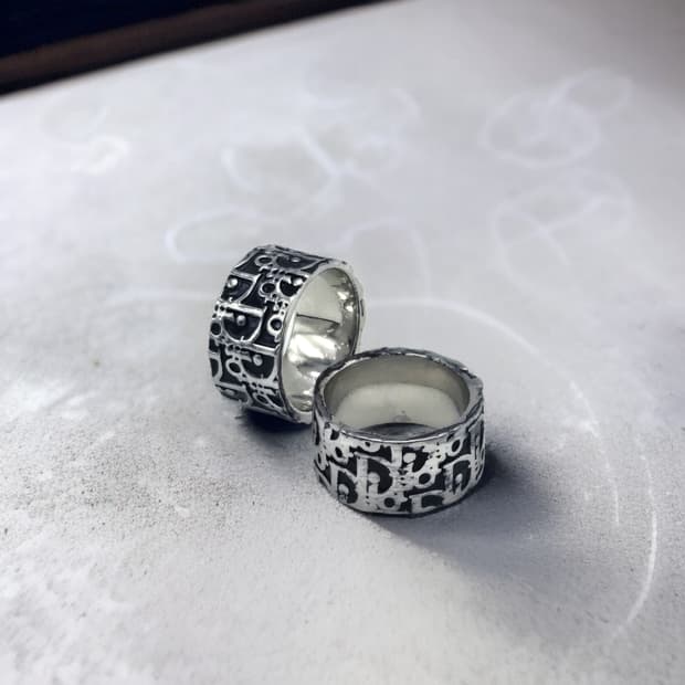 디올 블랙 오블리크 반지