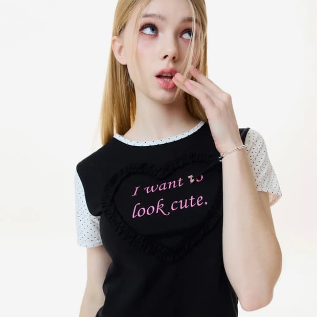 러브이즈트루 프릴 레터링 티 블랙