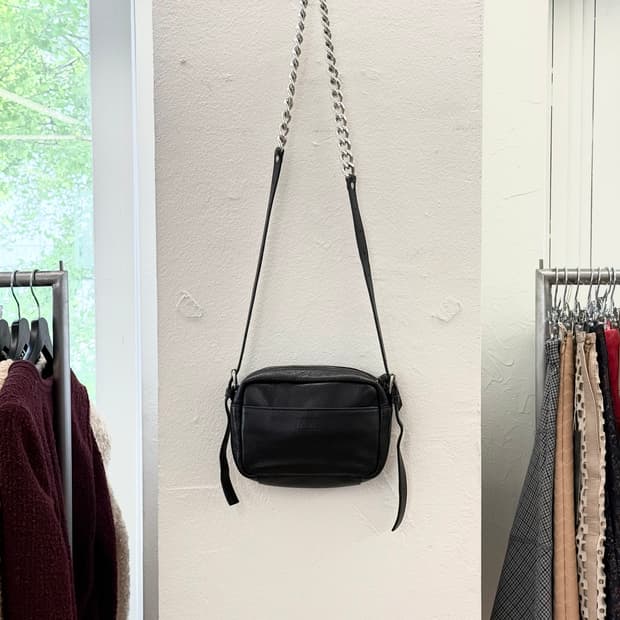 엠엠식스 블랙 체인스트랩 크로스 바디 백